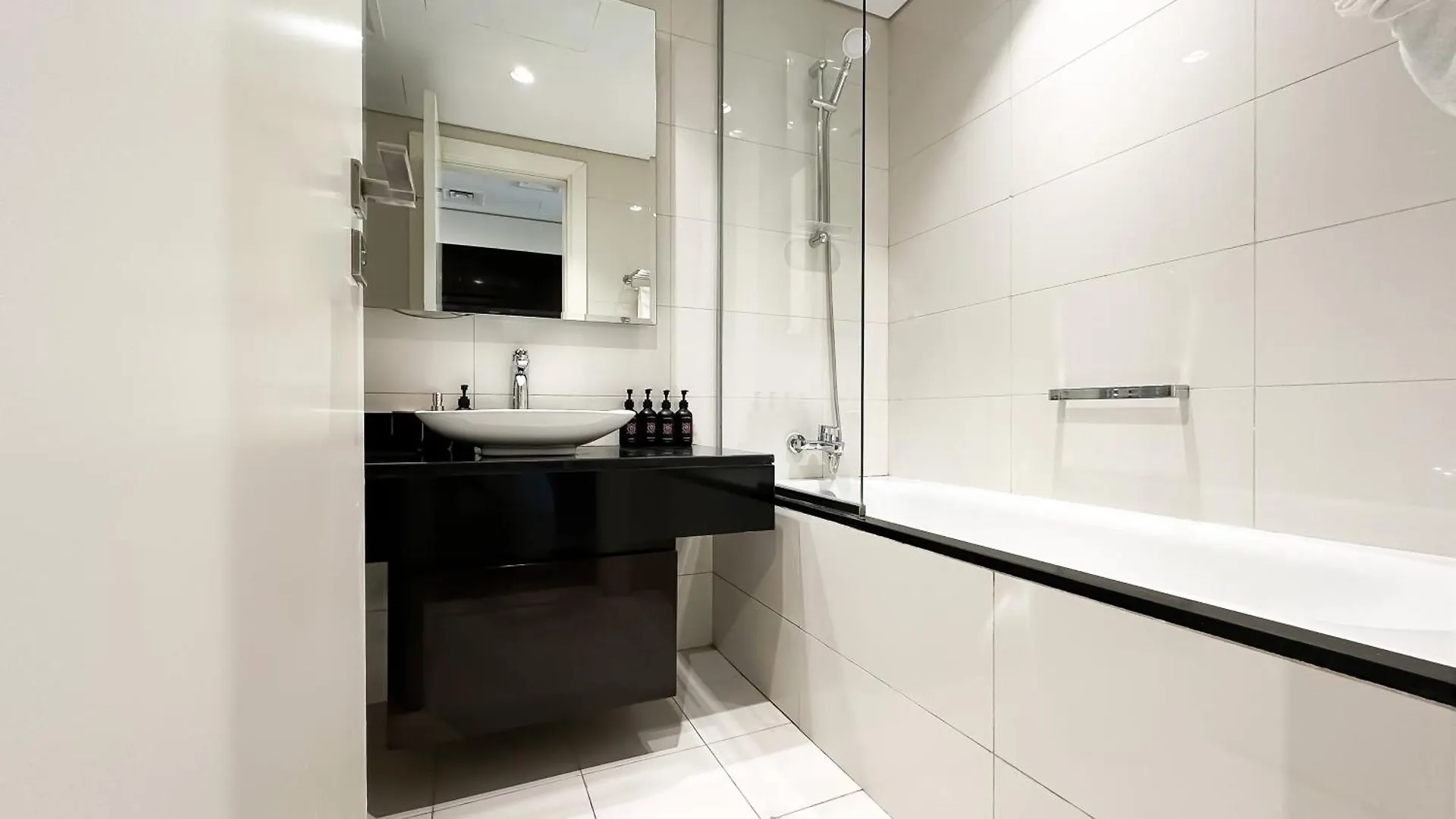 Unparalleled Splendor - Luxe Studio In Business Bay Dubai Appartamento